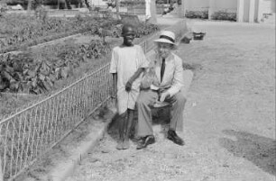 Reisefotos Haiti. Port-au-Prince. Der Fotograf Franz Grasser mit einem einheimischen Jungen