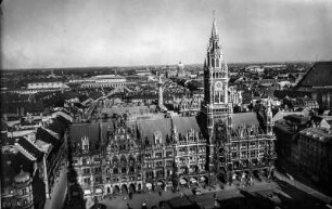 München-Altstadt. Neues Rathaus (1867-1903; G. J. von Hauberisser). Blick vom Turm der Peterskirche über den Marienplatz