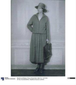 Frau in Ensemble