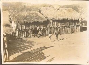 Hütte und Maisspeicher der Chiringuanos in Choreti