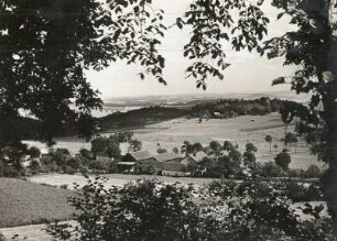Krebes : Blick über den Ort gegen die Ruine Burgstein