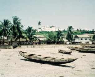 Elmina, Ghana. Blick vom Strand auf die Stadt und das ehemalige portugiesische Fort, 12. April 1959