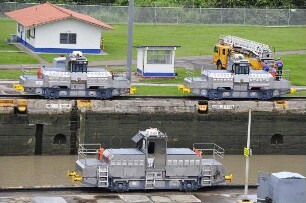 Miraflores-Kanalschleuse mit Lokomotiven : Am 80 km langen Panama-Kanal vom Atlantik zum Pazifik können Besucher in der Miraflores-Schleuse die Durchfahrt großer Containerschiffe beobachten. Große Lokomotiven ziehen die Schiffe durch die Schleusenkammern. Aufgenommen am 15. September 2011