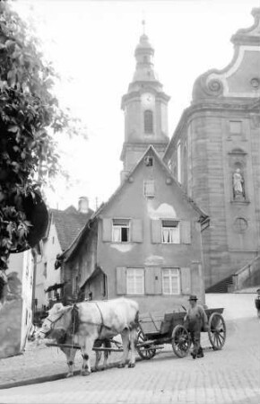 Ettenheim: Gasse am Rathaus zur Kirche; mit Ochsengespann