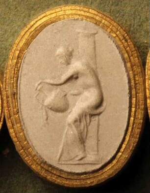 Eine halbnackte Frau, eine Amphore ausgießend (Daktyliothek, Erstes Mythologisches Tausend)