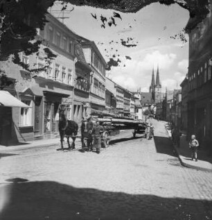 Holztransport durch Saalfeld : Saalfeld. Blick über die Obere Straße zur Johannes-Kirche
