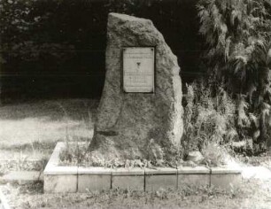Gedenkstein der VVN für Franz Dziebko : Gedenkstein der VVN für Franz Dziebko. Granit (ab 1945). Antonsthal, Talstraße