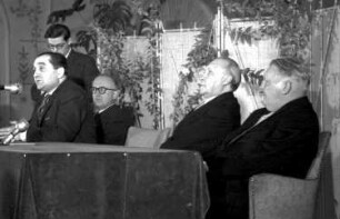 Baden-Baden: Kurhaus; Mendès France und Adenauer beim Schlusskommuniqué; ganzer Tisch mit Prof. Hallstein und Erhard