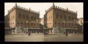 Palazzo dei Notai auf dem belebten Piazza Maggiore, Bologna