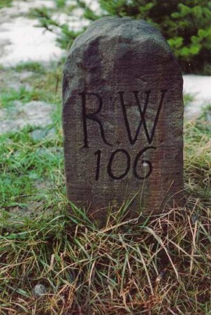 Liebschützberg-Wellerswalde. Grenzstein (bez. R.W. 106) vom Rittergut Wellerswalde