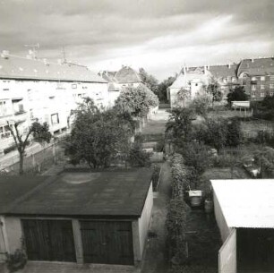Dresden-Kaditz, Geibelstraße 19 und 17/15. Wohnhäuser (Wohnsiedlung der Konsum-Genossenschaft; um 1908). Hofansicht von Westen mit Wohnhaus, Bobestraße 21/15