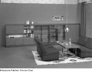 Anbauwand "Favorit", Couchtisch und Sitzgruppe : Leipziger Herbstmesse, 1974. Wohnzimmermöbel (1974; VEB Möbelkombinat Wi-We-Na). Ansicht mit Anbauwand "Favorit", Couchtisch und Sitzgruppe