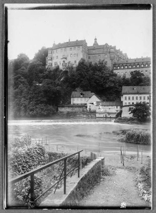 Vorm Schloss Weilburg an der Lahn