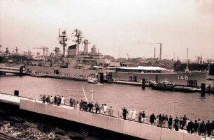 Hamburg: Amerikanischer Kreuzer [wahrscheinlich USS Newport News], von der Hochbahn aus
