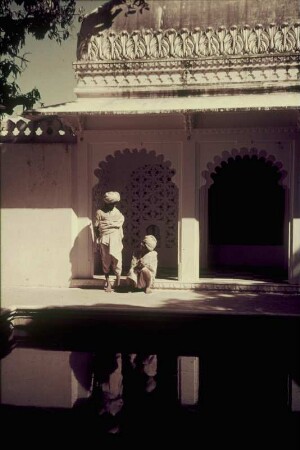 Reisefotos. Zwei Männer an einem Wasserbecken, wohl im Hof einer Moschee