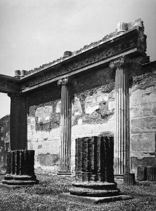Pompeji. Basilika (um 120ante). Blick vom Mittelschiff ins rechte Seitenschiff