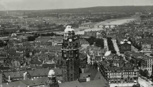 Dresden-Altstadt: Neues Rathaus gegen Albertbrücke. Luftbild-Schrägaufnahme von Südwesten