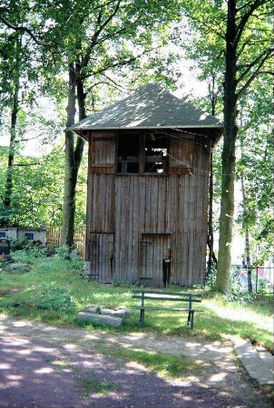 Glockenhaus auf dem Friedhof