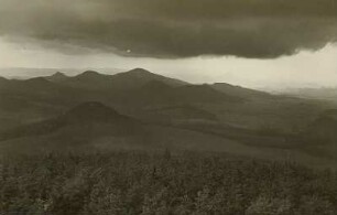 Nordböhmen. Schauerwolken, vom Tannenberg (779 m) aus gesehen. Blick nach Westsüdwesten