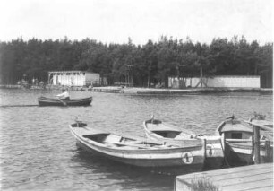 Weixdorf-Friedersdorf. Prinz-Hermann-Bad (Waldbad Weixdorf): Badfest zum 25-jährigen Bestehen. Badeteich mit Anlegestelle für Ruderboote. Blick zum Herrenbad mit Umkleidekabinen