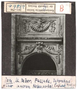 Rom: St. Peter, Fassade, Dekoration über innerem Nebenportal