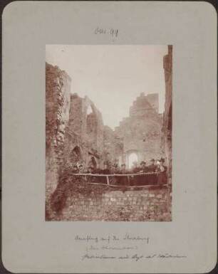 Ruine Hochburg, Herrenbau, Patientinnen, Arzt und Pflegerinnen.