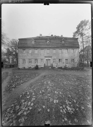 Viereichen-Altliebel. Ehem. Gutshaus (1720). Haupteingangsfront