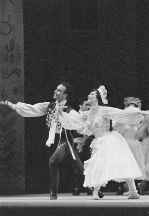 Szenenbilder aus dem Ballett "Coppelia" von L. Delibes, Libretto A. Saint-Léon und Ch. Nuitter, Deutsche Staasoper Berlin, Premiere 31.05.1956 : Ballett in drei Bildern