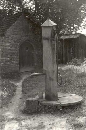 Brunnen mit Pumpe aus Holz in Krauschwitz : Drjewjana klumpa studnje w Krušwicach