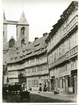 Halberstadt, Breiter Weg. Blick gegen Wohn- und Geschäftshäuser (Schuhhof?), im Hintergrund Turm der Martinikirche (1250/1350)