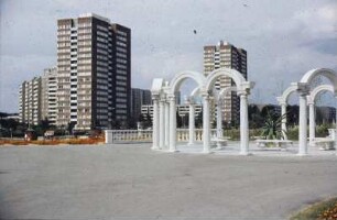 DDR. Berlin-Marzahn. Berliner Gartenschau. Grünanlage mit Säulenkranz