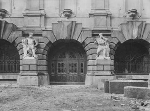 Ausstellungsgebäude des Sächsischen Kunstvereins, Eingang am Georg-Treu-Platz : Dresden, Ausstellungsgebäude des Sächsischen Kunstvereins, Eingang am Georg-Treu-Platz