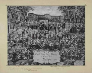 III. Eskadron des Regiments (ca. siebenundachtzig Personen), 1901-1904, teils zu Pferd, teils stehend oder sitzend, im Hintergrund Regimentskaserne der Garnison Stuttgart