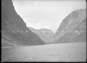Drei sich mächtig erhebende Berge, ruhiger Fjord, Nordlandreise, Norwegen