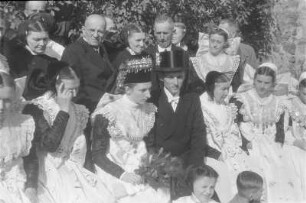 Sorbische katholische Hochzeit in Radibor. Das Brautpaar mit Verwandten. : Serbski katolski kwas w Radworju. Kwasny por z přiwuznymi.