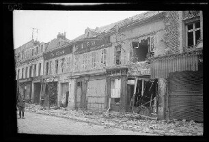 Saint-Quentin (Dep. Aisne, Frankreich): Straße mit einer stark beschädigten Ladenzeile