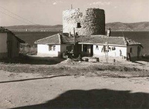 Bulgarien. Nessebar. Viertel der Roma mit Ruine einer Windmühle, im Hintergrund neues Nessebar mit Sonnenstrand
