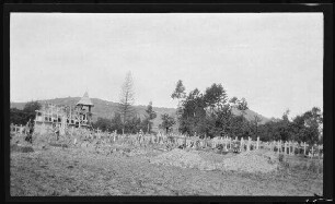 Romagne-Lager (=Romagne-sous-les-Côtes, Dep. Meuse, Frankreich): "Friedhof Romagne" mit unzähligen Grabkreuzen und einer Friedhofskapelle mit noch im Bau befindlichen Dachstuhl