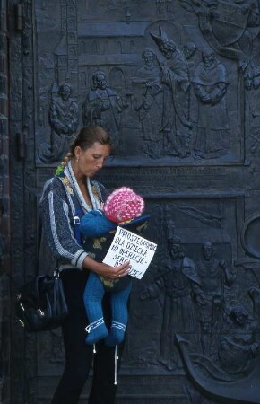 Stettin - Frau bettelt : Eine Frau steht vor einer Kirchentür in Stettin und bettelt für ihr herzkrankes Kind, aufgenommen ca. 2001