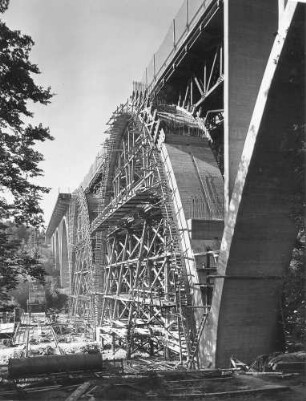 Rohrbach-(Friedens)brücke, km 211,808 - 212,130 Ansicht Unterstromseite. Lehrgerüst der beiden gesprengten Bogen