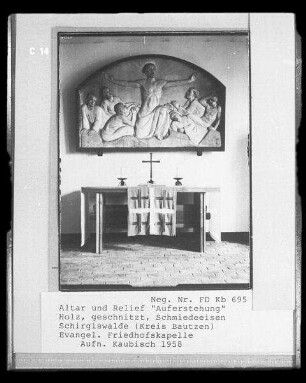 Auferstehung : Altar und Relief "Auferstehung". Schmiedeeisen, Holz, geschnitzt. 20. Jahrhundert. Schirgiwalde-Kirschau, Friedhofskapelle