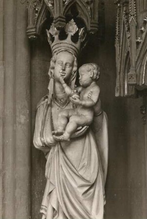 Standbild der Maria mit dem Christuskind