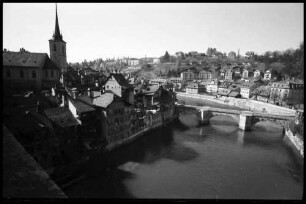 Bern: Altstadthäuser mit Nydeggkirche