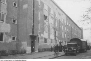 Dresden, Gruna, Falkensteinplatz. Einzug der ersten Mieter, der Familie Voigt, in den wiederaufgebauten Wohnblock, Anwesend u.a. Oberbürgermeister Weidauer, 16. November 1949