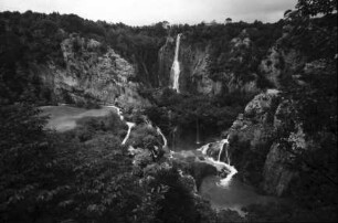 Plitwitzer Seen: [Wasserfall] entfernter vom Höhenweg