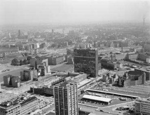 Luftaufnahme, Blick von Westen auf den Axel-Springer-Verlag und das GSW-Hochhaus. Berlin-Kreuzberg, Rudi-Dutschke-Straße, Charlottenstraße