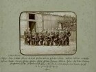 21 Offiziere in Uniform, mit Pickelhaube teils mit Orden des 2. Bataillons, stehend oder sitzend, vor Lagerschuppen