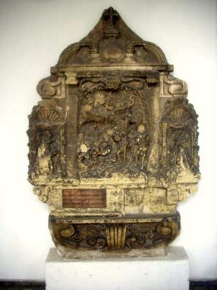 Klosterkirche-Epitaph aus dem Jahr 159 mit Laudatio sowie Ornamentik und Personen in halbplastischer Darstellung am Langhaus