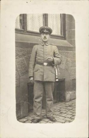 [Soldat vor einer Hauswand]