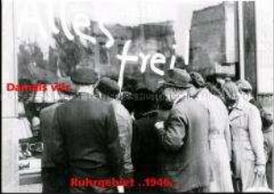 Menschen vor einem Schaufenster in Essen, 1948